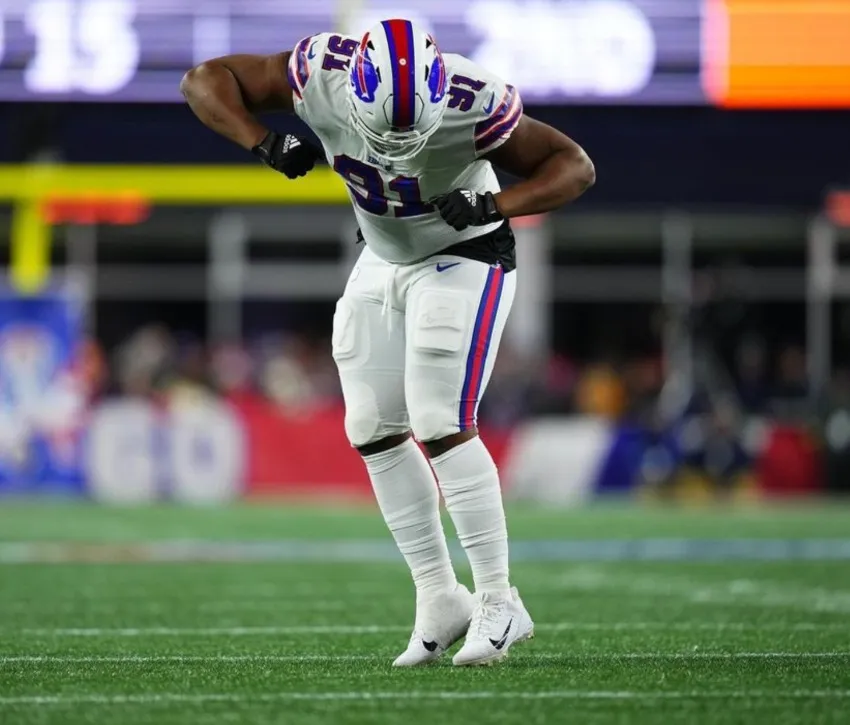 TWITTER: @edoliver_11 Ed Oliver extendió contrato con Bills