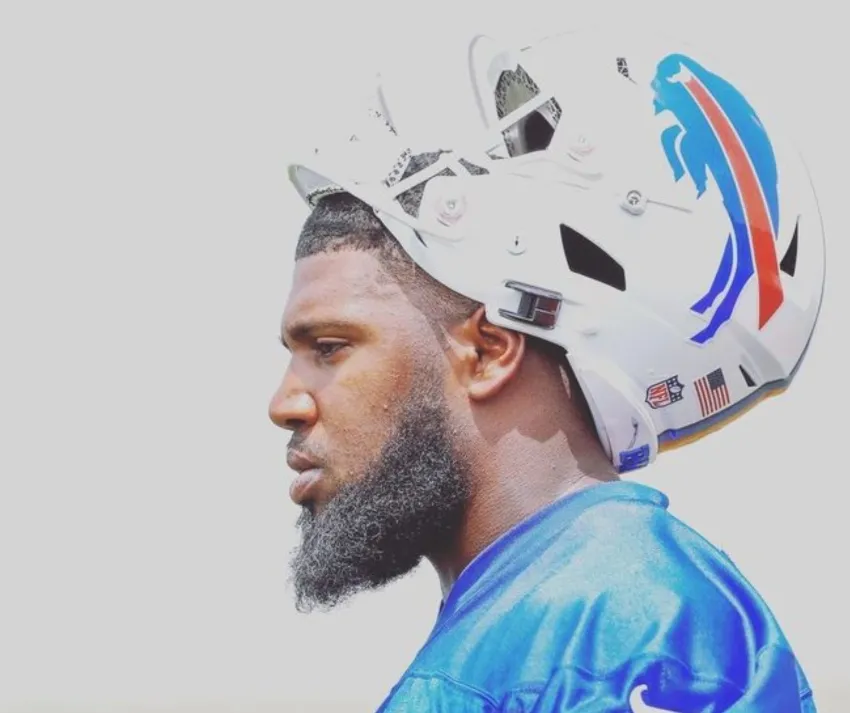TWITTER: @edoliver_11 Ed Oliver extendió contrato con Bills