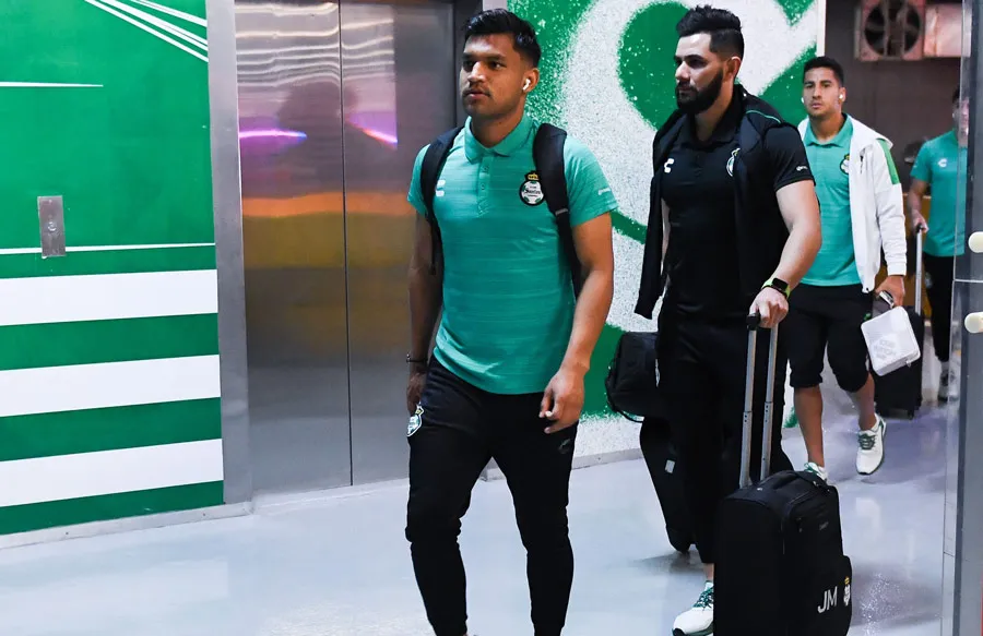 MEXSPORT El Mudo llegando a juego de Santos