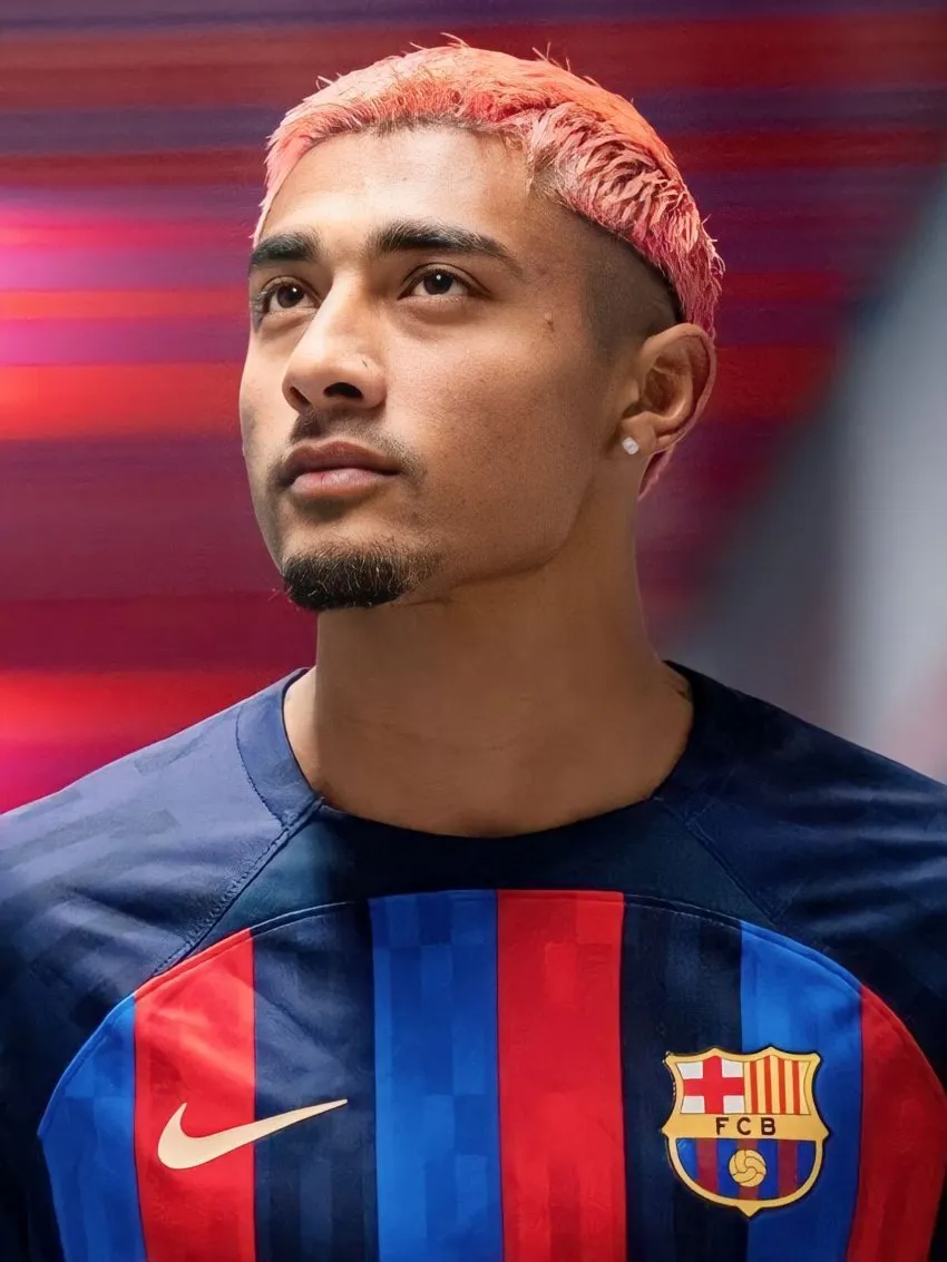 TWITTER: @FCBmasia Julián Araujo, con la oportunidad de debutar con el Barça