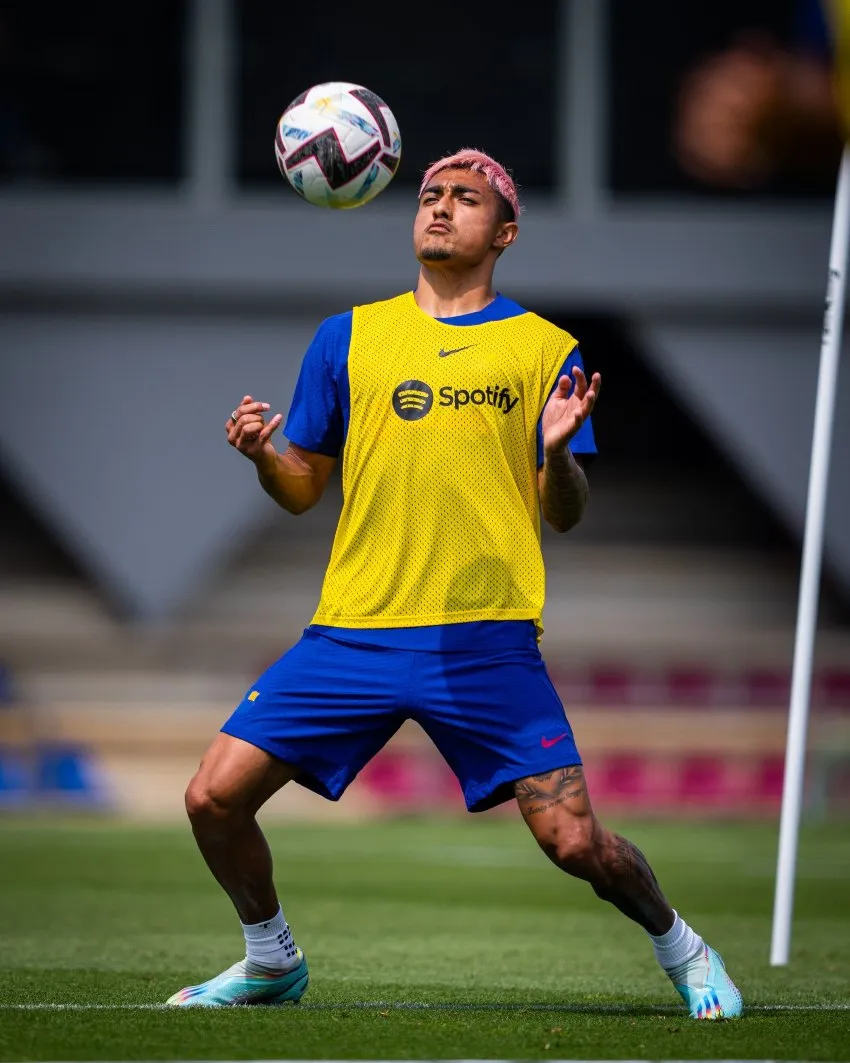 TWITTER: @FCBmasia Julián Araujo, con la oportunidad de debutar con el Barça