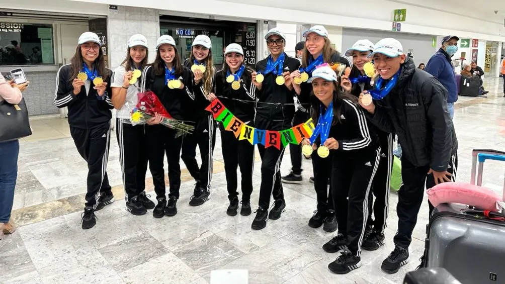 JAVIER GARCÍA El equipo de natación artística lució en Egipto