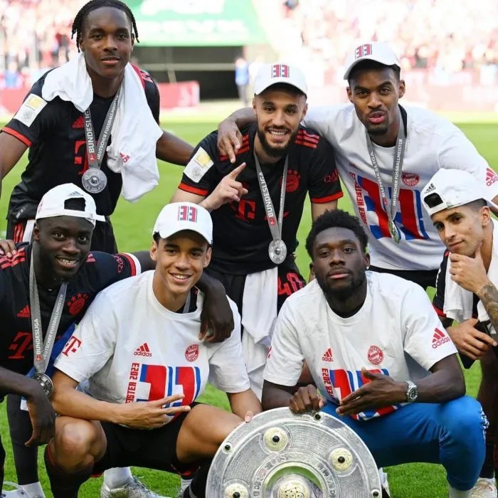 INSTAGRAM @alphonsodavies Alphonso Davies posa con algunos compañeros tras ser campeones