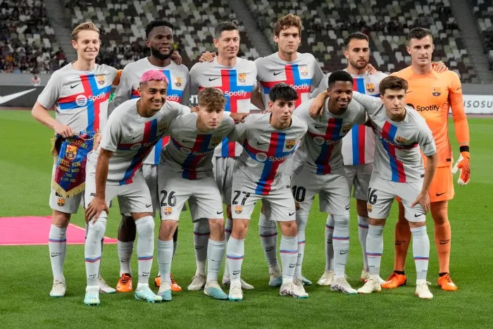 AP Julián Araujo en su debut con el Barcelona