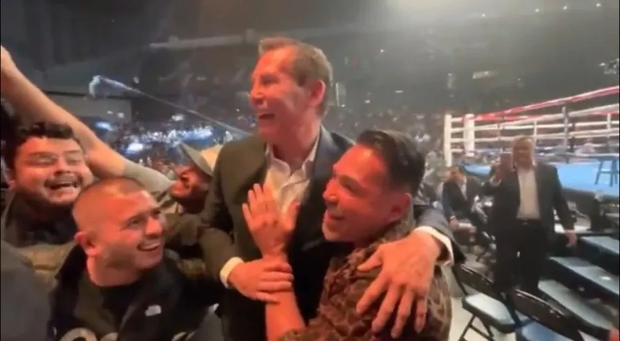 CAPTURA DE PANTALLA: YOUTUBE - ChrisVenegas Julio César Chávez y Óscar de la Hoya abrazándose