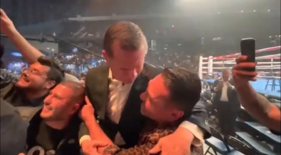 CAPTURA DE PANTALLA: YOUTUBE - ChrisVenegas Julio César Chávez y Óscar de la Hoya platicando