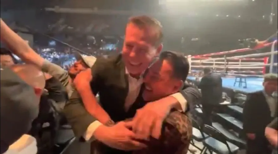 CAPTURA DE PANTALLA: YOUTUBE - ChrisVenegas Julio César Chávez y Óscar de la Hoya riéndose y abrazándose