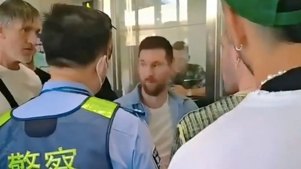 FOTO TOMADA DEL VIDEO Messi durante su detención en China