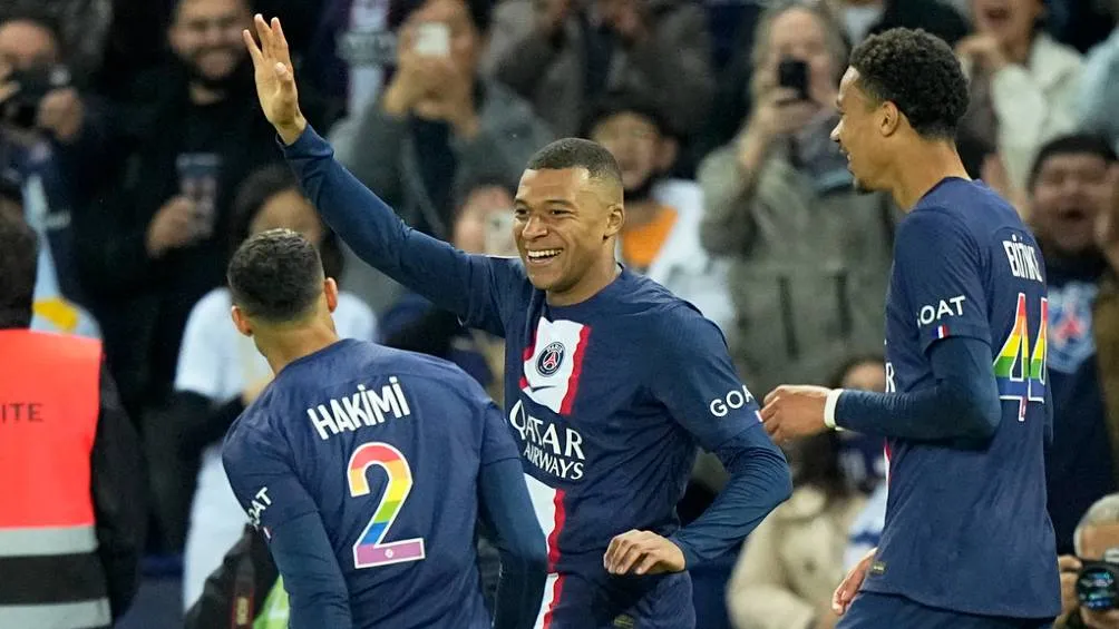 AP Kylian Mbappé celebra un gol con el PSG