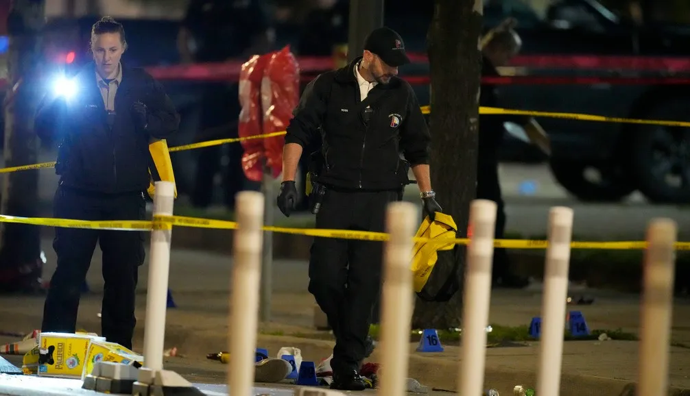 AP La policía continúa con las investigaciones