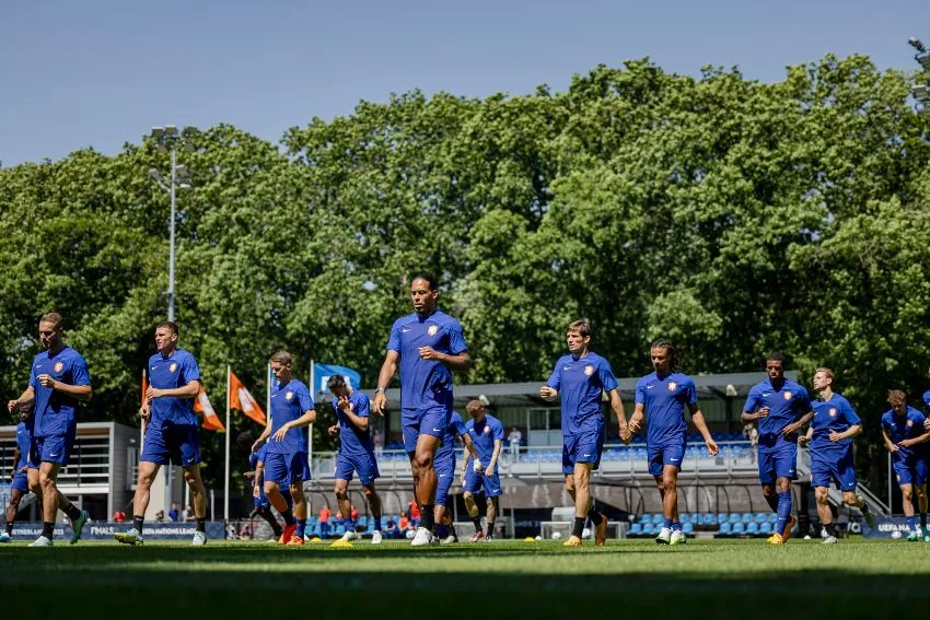 TWITTER: @@HNS_CFF Países Bajos en entrenamiento