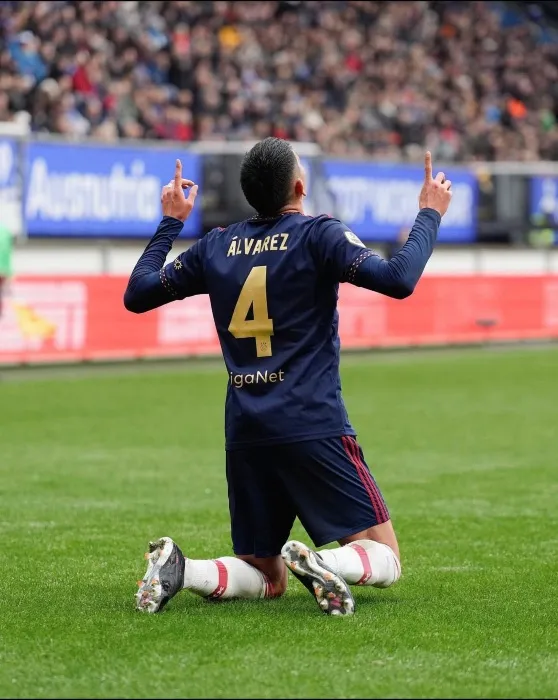 TWITTER @edsonalvarez19 Edson Álvarez celebra un gol con el Ajax