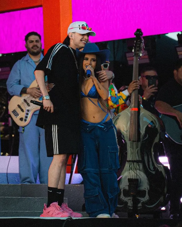 INSTAGRAM: @pesopluma Peso Pluma en Coachella con Becky G