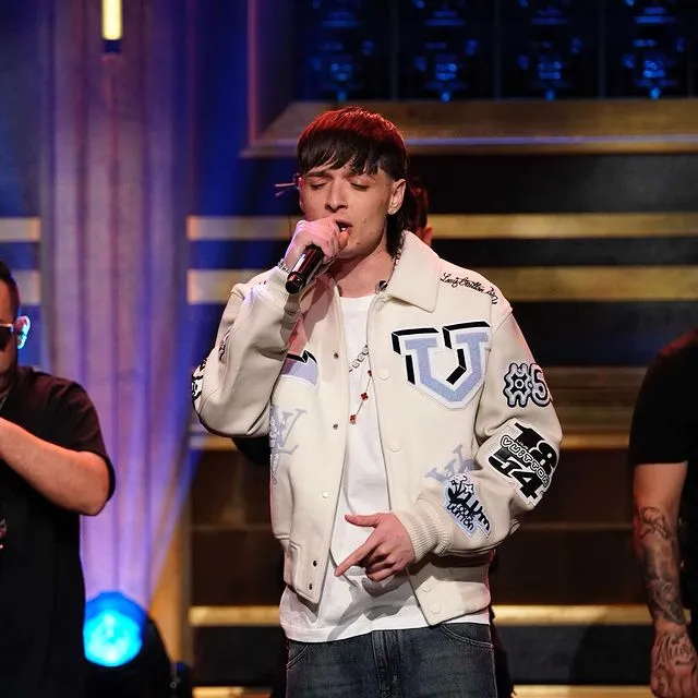 INSTAGRAM: @pesopluma Peso Pluma en el programa de Jimmy Fallon