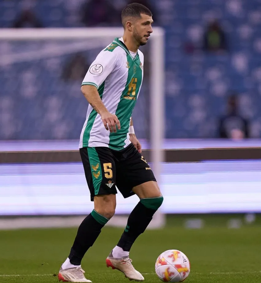 INSTAGRAM: @guiido_rodriguez Guido Rodríguez en un partio del Betis