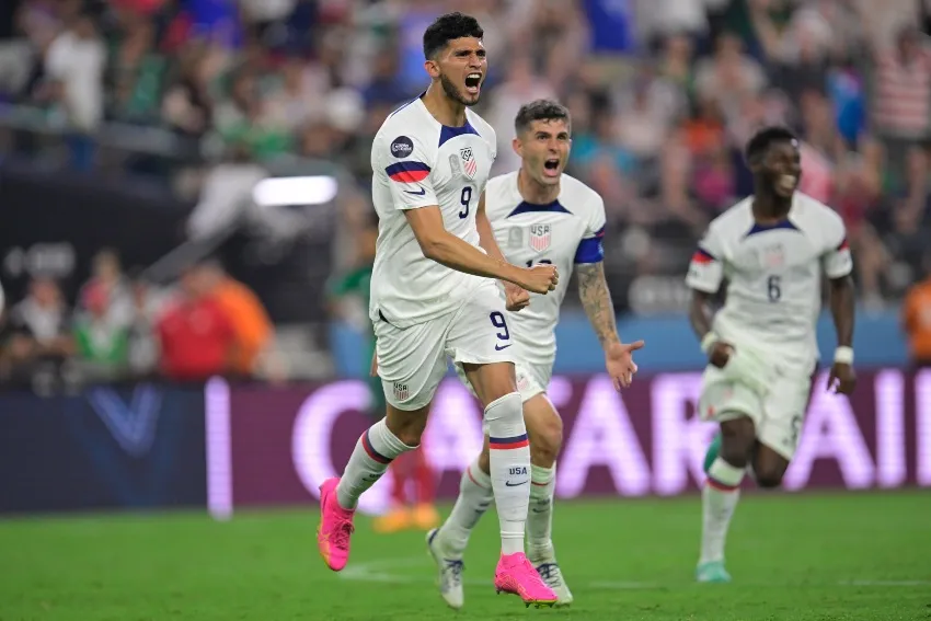 MEXSPORT Pepi en celebración de gol ante México