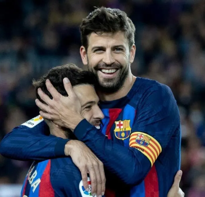 TWITTER @3gerardpique Pique con Jordi Alba durante un partido