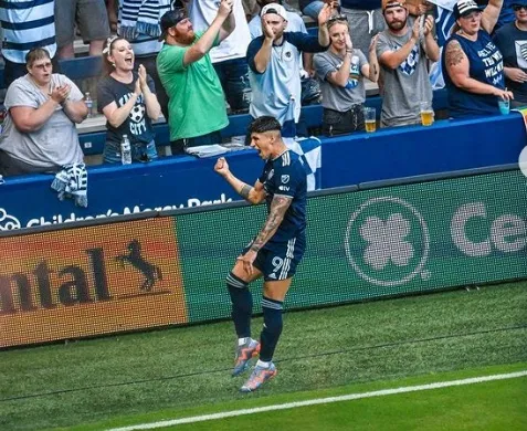 Instagram @lafc Alan Pulido festeja su gol