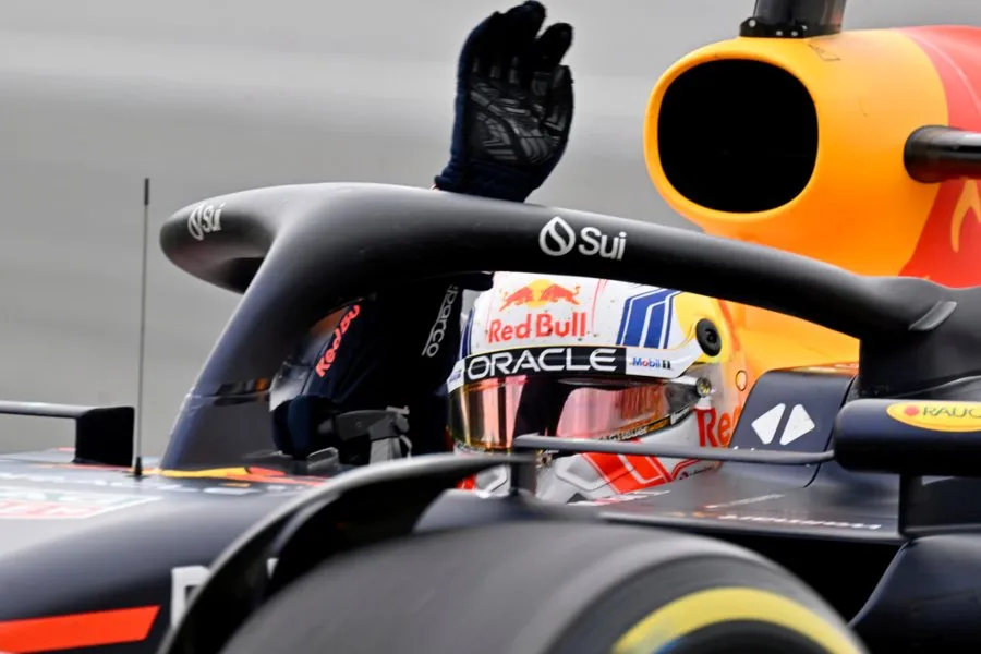 AP Max Verstappen agradeciendo al público