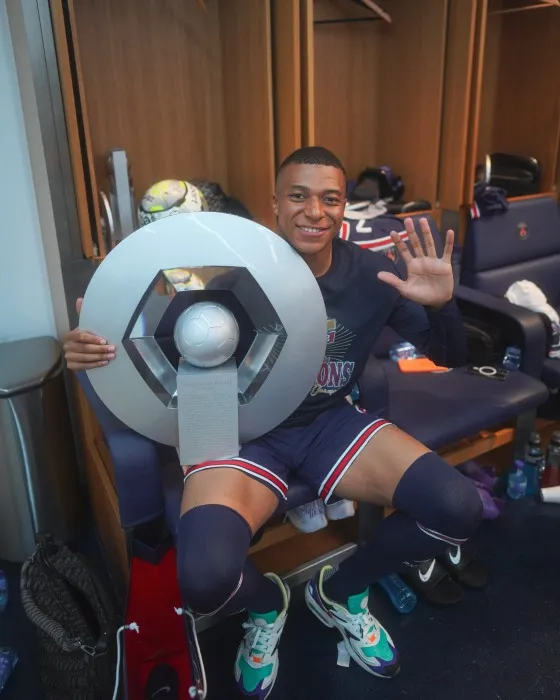 TWITTER @kmbappe Mbappé con el trofeo de la Ligue 1