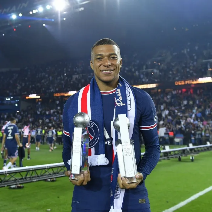 TWITTER @kmbappe Mbappé con el trofeo de goleador y mayor asistente