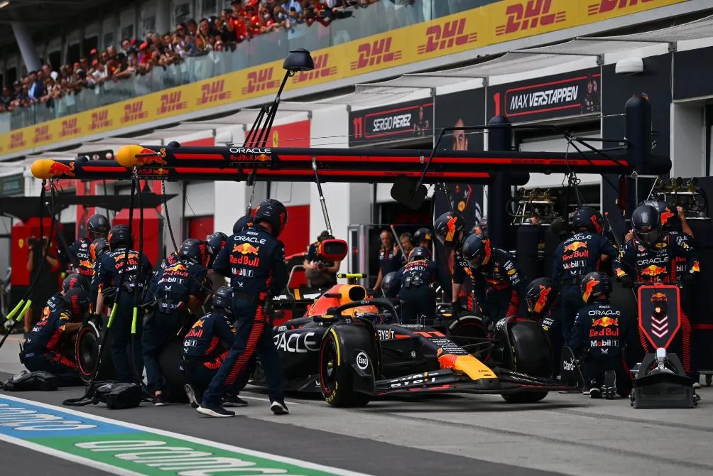 TWITTER @SChecoPerez Pérez cambiando neumáticos en el GP de Canadá