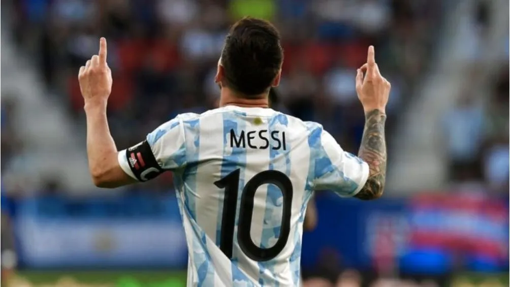 AP Messi celebra con la playera de Argentina