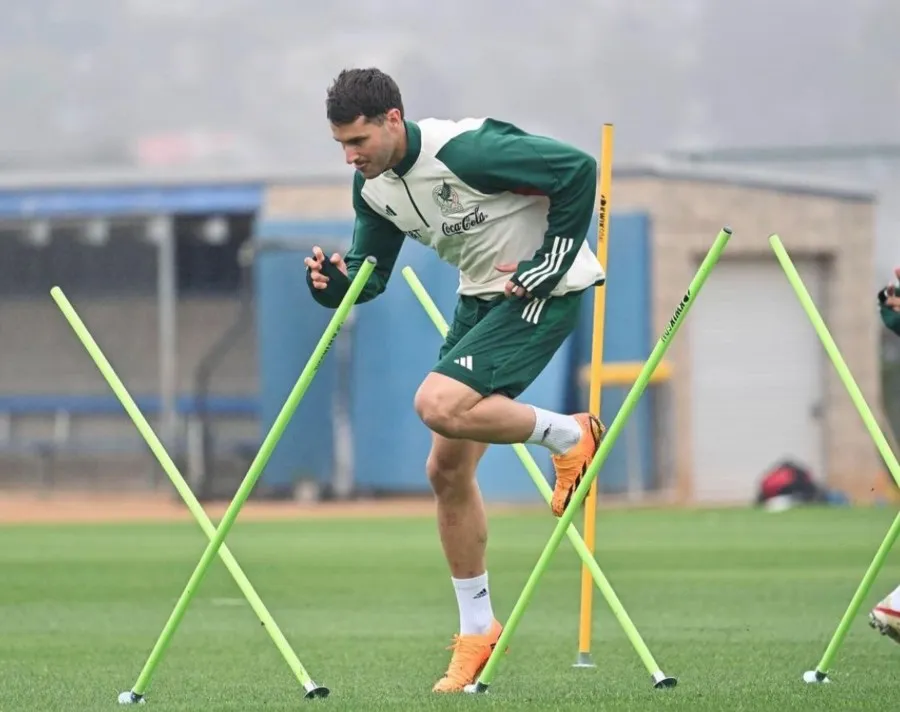 INSTAGRAM: @sant.gimenez Santi Giménez con la Selección Mexicana
