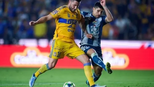 MEXSPORT Gignac y Miguel pelean por el balón