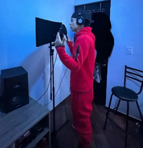 INSTAGRAM @naimdarrechi Naim Darrechi grabando una canción