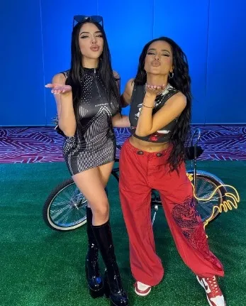 INSTAGRAM @yerimua Yeri Mua junto a Becky G
