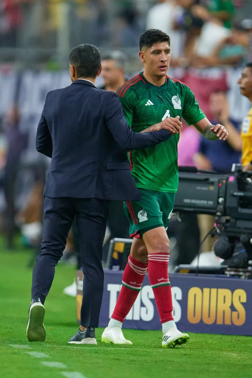 MEXSPORT Álvarez en saludo con Lozano