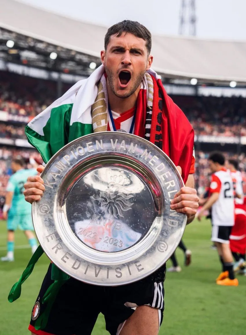 INSTAGRAM: @sant.gimenez Santi Giménez en celebración del título