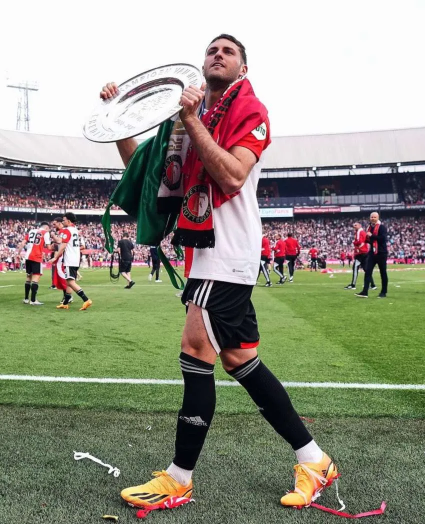 INSTAGRAM: @sant.gimenez Santi Giménez en celebración del título