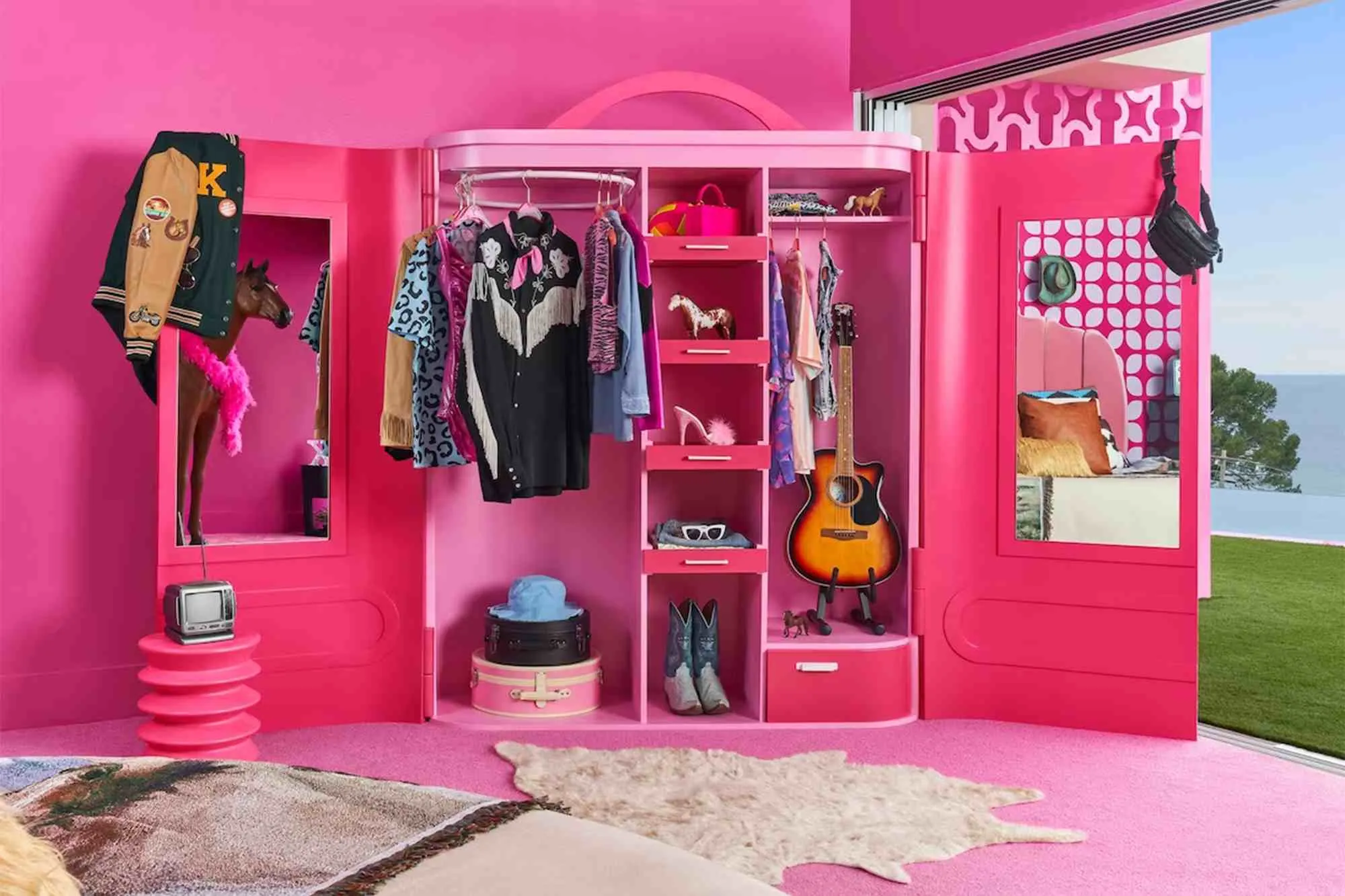 AIRBNB: JOYCE LEE El sitio tiene el toque de Ken combinado con el de Barbie.