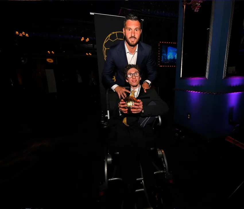 TWITTER: @LigaBBVAMX Gignac con Beto García en el Balón de Oro 2023