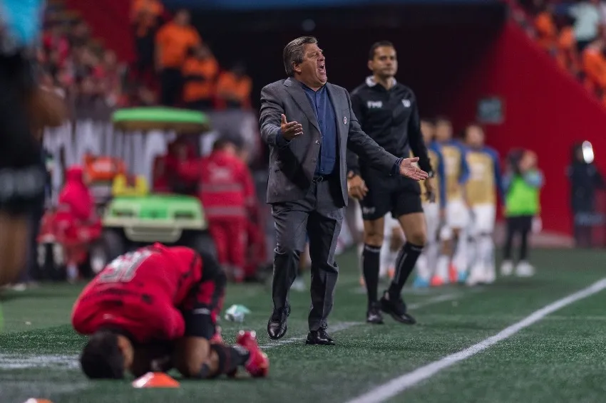 MEXSPORT Piojo Herrera en el juego vs Pumas