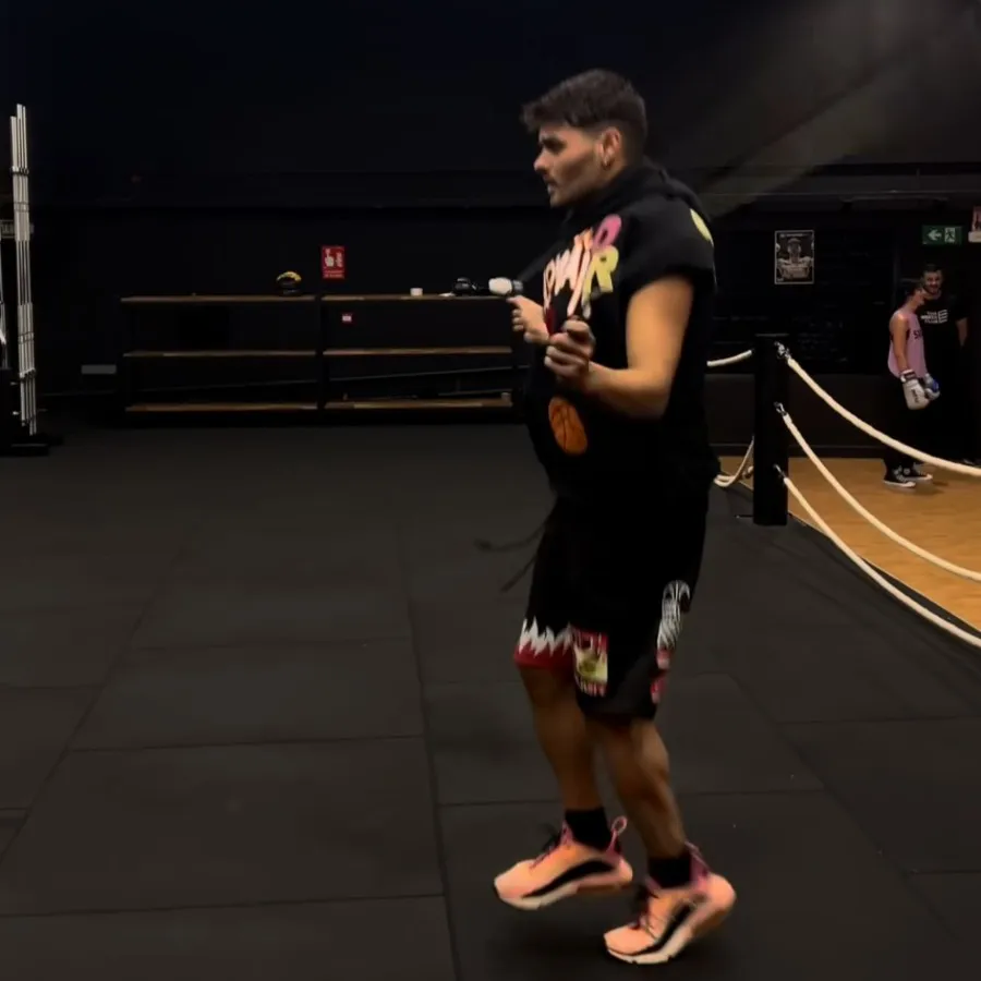 INSTAGRAM: @abrahammateo El cantante español ganó 2-1 en las tarjetas