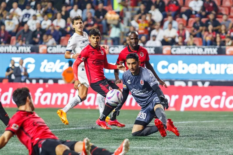 Xolos de Tijuana Corona atajando un disparo de los Pumas