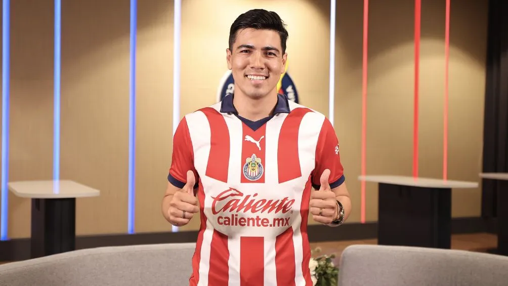 TWITTER: @Chivas Gutiérrez ya posa con los colores de Rebaño