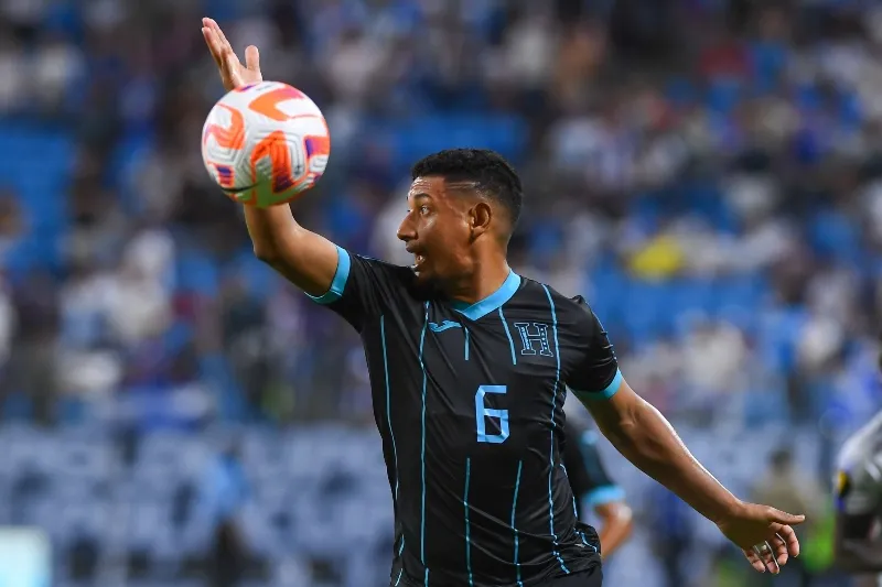 MEXSPORT Bryan Acosta disputando el balón