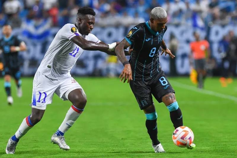 MEXSPORT Honduras y Haití disputando el balón