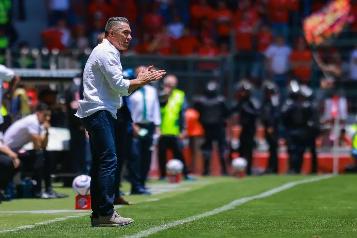 MEXSPORT Nacho Ambríz da indicaciones durante el partido