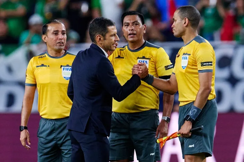 MEXSPORT Lozano saludando a los árbitros