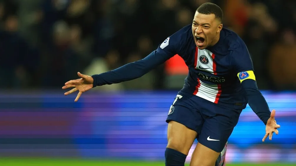 AP Kylian Mbappé celebra un gol con el PSG