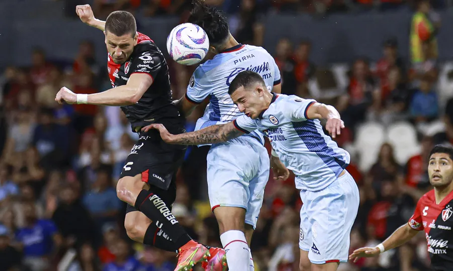 MEXSPORT Castaño pelea el balón en juego ante Atlas