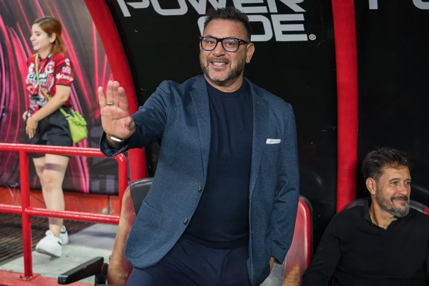 MEXSPORT Turco Mohamed en un juego de Pumas