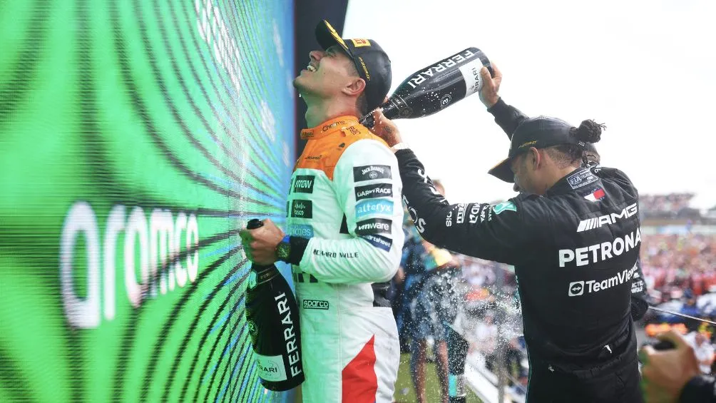 TWITTER: @F1 Norris y Hamilton durante la celebración