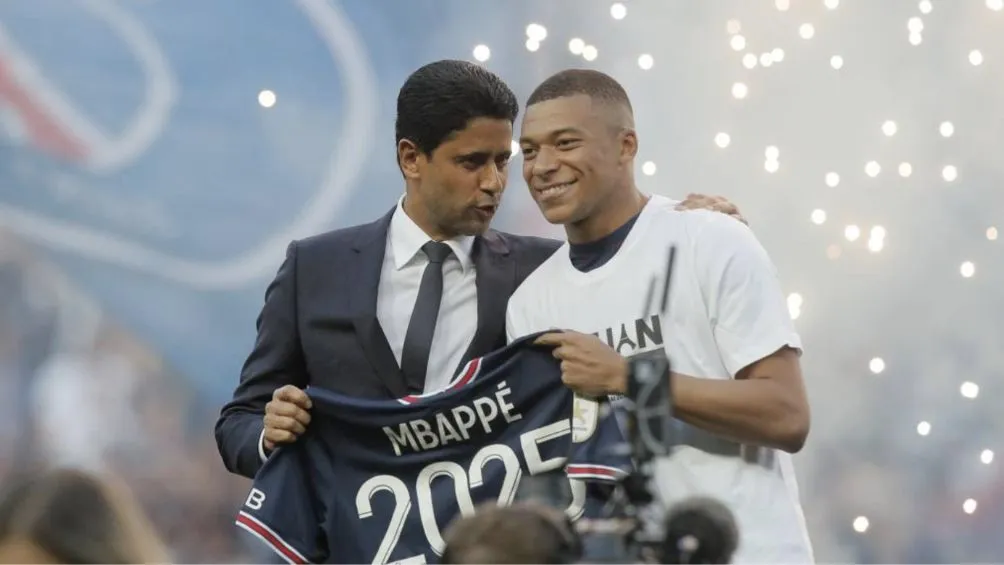AP Al-Khelaïfi y Mbappé en la renovación