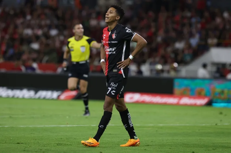 MEXSPORT Ozziel Herrera con la playera del Atlas